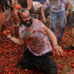FOTO/ 45 ton domate në ajër, festivali unik “Gran Tomatina” në Kolumbi