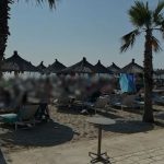 “Plazhi i lirë”, sekuestrohen 100 komplete me çadra dhe shezlongë në plazhin e Golemit