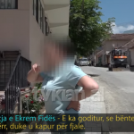 “Pse i ke hedh plehrat këtu” tërheq zvarrë komshiun, gruaja i del në mbrojtje ha shkelma dhe ajo!