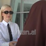 “Ka dashnor, prandaj s’ju do ju!” I merr fëmijët dhe hakmerret: “Le të bëjë fëmijë me dashnorin!”