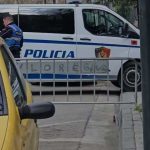Parkon në mes të rrugës dhe bllokon kalimin, 39-vjeçari dhunon policët që e gjobitën