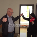 Gazetarja i zgjidh hallin e dritave, qytetari ja merr valles nga gezimi!