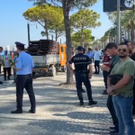 Aksion për lirimin e plazheve në Vlorë, hiqen 40 çadra në Lungomare