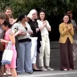 Pushohen nga puna 1300 punonjës në DASH, mes tyre Yuri Kim! Ish-ambasadorja në protestë, përqafim mes lotësh me kolegët