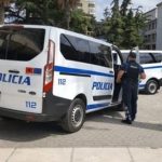 Mashtroi babanë dhe inskenoi rrëmbimin e vet, në pranga i riu dhe shoku i tij