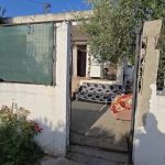 Viktima dhunohej prej kohësh/ Vajza mbyti me tel babanë, arrestohet edhe e ëma