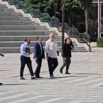 Rama vizitë të papritur në Bashkinë e Vlorës, mbledh gjithë stafin dhe deputetët