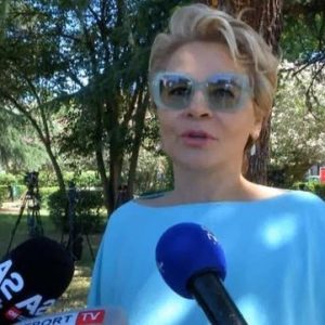 Kryemadhi sulmon Blushin: E largoi Metën nga shtëpia dhe i mori njerëzit nga partia! Nëse do një fustan e taka të miat ia jap me qejf, nuk e di çfarë do më