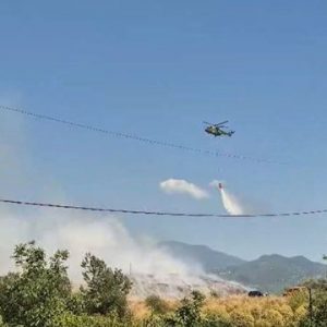Zjarri në landfillin e Elbasanit vijon për të tretën ditë, nis ndërhyrja nga ajri