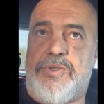 Rama, thirrje për të liruar hapësirat publike rreth pallateve: Mos vendosni trarë për t’u marrë lekë banorëve për parkime. Do të përballeni me gjoba e ndjekje penale