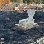 Flakët përfshinë varrezat pasi dogji shkurret te varri nënës, procedohet 33-vjeçari