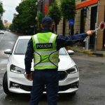Nën efektin e drogës tentoi t’i largohej patrullës: 29-vjeçari përplas me makinë dy policë, efektivët përfundojnë në spital