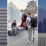 “Nuk lëviz nga vendi” qytetari pengon çiftin për të bërë foto romantike