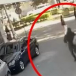 I armatosur dhe me skafandër, autori hyn në argjendari por dështon që ta grabisë! Largohet me vrap dhe ‘harron’ motorin