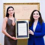 Vjosa Osmani i jep shtetësinë e Kosovës Dua Lipës: Gjithmonë krenarë për ty