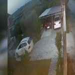 18-vjeçari qëllon me armë banesën e fqinjit, arrestohet nga policia