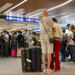 Djali 10-vjeçar me pasaportë të skaduar nuk mund të hipte në avion, prindërit e lënë në aeroport dhe nisen për pushime