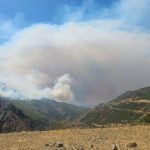 Flakët shkrumbojnë teqenë e Shemberdhenjes, rëndohet situata nga zjarret në Gramsh