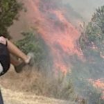 Heroizëm mes flakëve në Gramsh! Oficeri shpëton të moshuarën, zjarret djegin pyje e fshatra