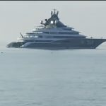 122 metra i gjatë, superjahti i miliarderit të njohur akonkorohet në Durrës