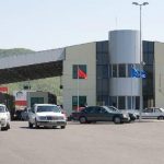 Turisti polak u kap në Qafë-Thanë me makinën e mbushur me thika, radio marrëse, pistoletë me gaz e sëpatë, do të hetohet i lirë