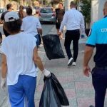 Turistë e qytetarë bashkohen vullnetarisht për të pastruar plazhet, Rama ndan fotot: Me qytetari, angazhim e stil të bukur jetese