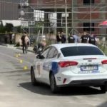 Preku kabllon elektrike duke ecur në rrugë, vdes 16-vjeçarja