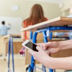 Ndalohet përdorimi i telefonave nga nxënësit e mësuesit, hyn në fuqi udhëzimi: Do të dorëzohen në fillim të orës e do qëndrojnë të fikur deri në përfundim të mësimit