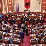Seanca zgjati vetëm 25 minuta, nga dy ditë të planifikuara: Miratohet programi e përbërja e qeverisë! Opozita bllokoi foltoren, shmangen debatet