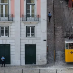Mrekulli në tragjedinë e Lisbonës, 3-vjeçari shpëtohet nga rrënojat e tramit