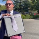 “Kam sjellë burrin e Diellës, kemi ardhur të kërkojmë “dorën” e ministres”, Korreshi “vesh” kompjuterin me kollare