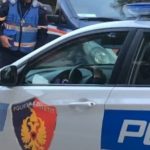 I dehur në timon, 34-vjeçari dhunon policët që e ndaluan, vihet në pranga