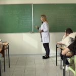 Kod i ri etik për mësuesit/ Që nga veshja deri te rrjetet sociale, ndryshojnë rregullat në arsim