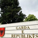 Gardisti sherr me qytetarin në Tiranë, e kërcënon me armën e shërbimit