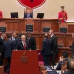 Përplasje në Parlament, Berisha bllokon foltoren, mbyllet seanca