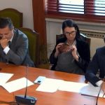 Deputetja Ilva Gjuzi paraqitet në mbledhjen e Komisionit me foshnjen në krahë