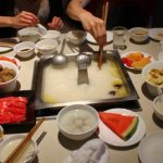 Skandal në restorant në Kinë, adoleshentët urinojnë në ushqim dhe e publikojnë në rrjetet sociale, gjobiten 260,000 euro