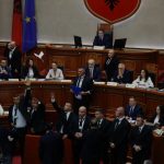 Hodhën sende ndaj Edi Ramës, përjashtohen 10 ditë nga Kuvendi dy deputetët e PD