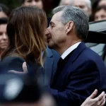 Dorë për dore me Carla Brunin dhe mes duartrokitjeve, Sarkozy shkon në burg