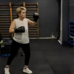 Me doreza boksi në duar, kë përshëndeti Monika Kryemadhi nga palestra