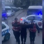 Shiste kokainë në Tiranë, arrestohet 29-vjeçari, në pranga edhe klienti
