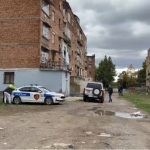 Vajza u hodh nga kati i 3 i pallatit, procedohet nëna e saj. Policia: Dyshohet se e nxiti drejt vetëvrasjes