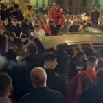 Media greke: Shqiptarët festuan njësoj si në vitin 2004 kur mundën Greqinë