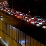 Bllokohen hyrjet e Tiranës, trafik kilometrik deri në Vorë! Policia apel shoferëve: Përdorni rrugë alternative