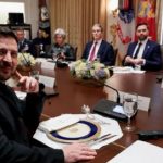 Trump i bën komplimenta Zelenskyt për xhaketën, ukrainasi: Do përfundojmë luftën