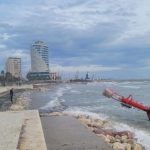 Moti i keq përfshin Durrësin, era e forë shkëput kullën me fener sinjalizues