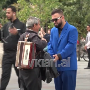 “Te dua” i shpreh dashurinë burrit në rrugë, ja çfarë e gjen gazetarin