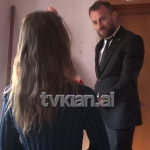 Policia shpik dhunë ndaj familjes , vajza 10-vjeçare detyrohet te firmosi per mamane!