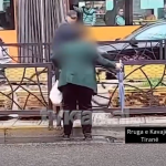 Shkëlyhet për të kaluar rrugën, ja çfarë ndodh në Tiranë!