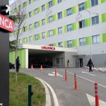 Shkodër/ 2-vjeçarja pëson djegie pasi ra në enë me ujë të nxehtë, dërgohet në QSUT